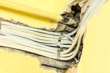Yeni Elektrik Tesisatı, soket ve yenileme kavramı, duvardaki elektrik kabloları