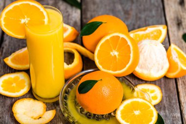 Sıkılmış portakal suyu ve taze portakal meyveler rustik ahşap tablo