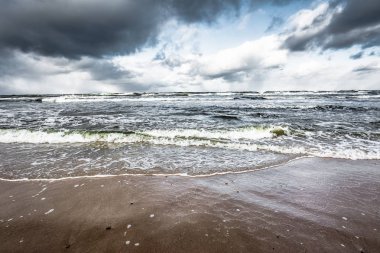Deniz, minimalist sahnede ıssız aşırı hava manzara fırtınası