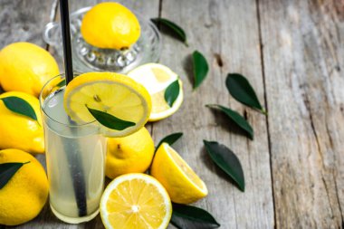 Taze limonata, taze sıkılmış limon suyu, narenciye içki bir cam