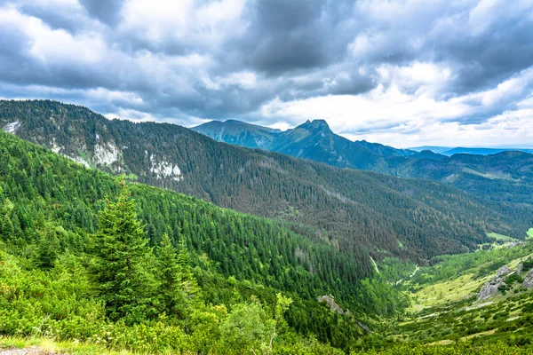 Les montagnes Tatra, paysage avec le sommet de la montagne sur le fond du ciel — Photo