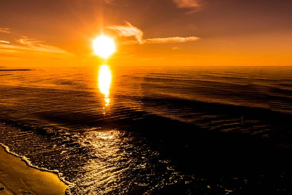 Krásný západ slunce, pláž Tapeta, letní krajina nad mořem, Polsko — Stock fotografie
