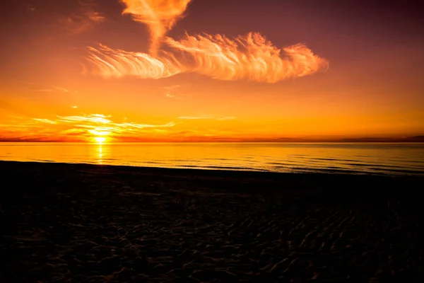 Силуэт закатного пляжа, пейзаж неба с апельсиновым солнцем, выходящим к морю — стоковое фото