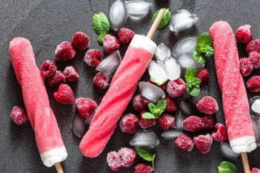 Ahududu dondurmayı buz krem dolgulu