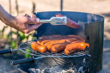 Barbekü ızgara sosis ızgara, hafta sonu parti açık havada ile