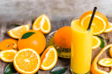 Sıkılmış portakal suyu ve taze portakal meyveler rustik ahşap tablo