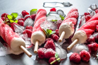 Dondurulmuş meyve, soğuk ile aromalı Ice çubuklu dondurmayı yaz için aperatif yenileniyor
