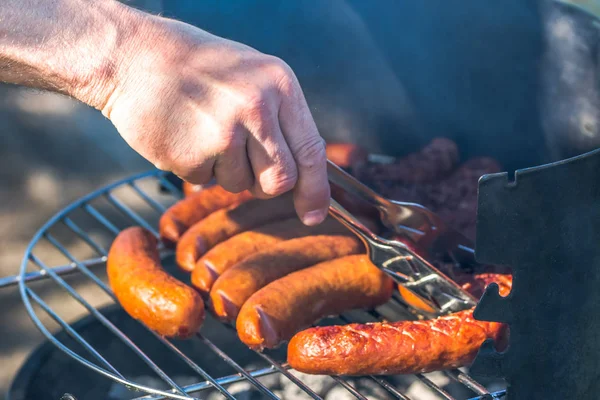 Kiełbasa z grilla na barbecue-grill, piknik na świeżym powietrzu — Zdjęcie stockowe