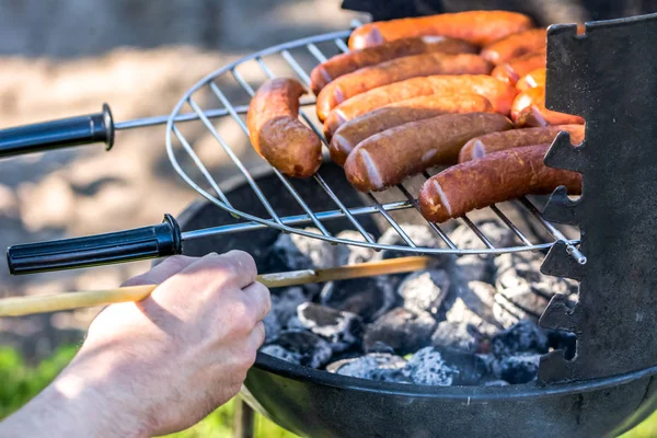 Barbecue con grigliata di salsiccia, festa del fine settimana all'aperto — Foto Stock