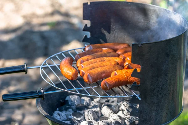 Barbekü ızgara sosis ızgara, hafta sonu parti açık havada ile — Stok fotoğraf