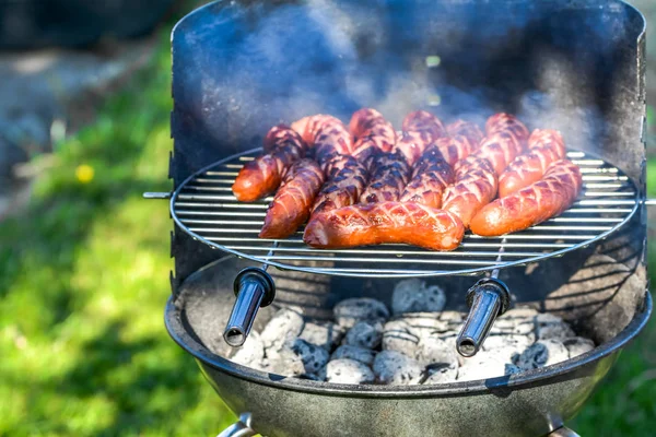 Kiełbasa z grilla na barbecue-grill, piknik na świeżym powietrzu — Zdjęcie stockowe