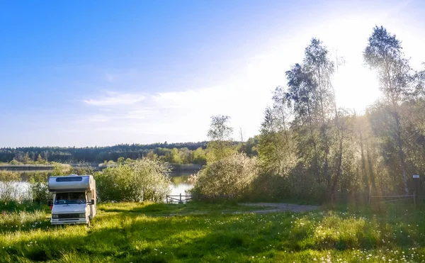 Karavanlar ve gölde kamp. Aile tatil açık havada, seyahat kavramı