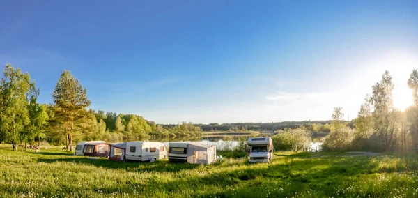 Campingvogn og camping ved søen. Familieferie udendørs, rejsekoncept - Stock-foto