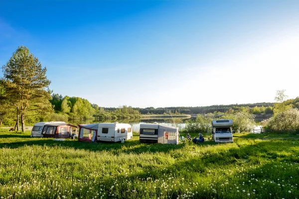 Karavanlar ve gölde kamp. Aile tatil açık havada, seyahat kavramı