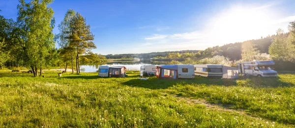 Karavanlar ve gölde kamp. Aile tatil açık havada, seyahat kavramı