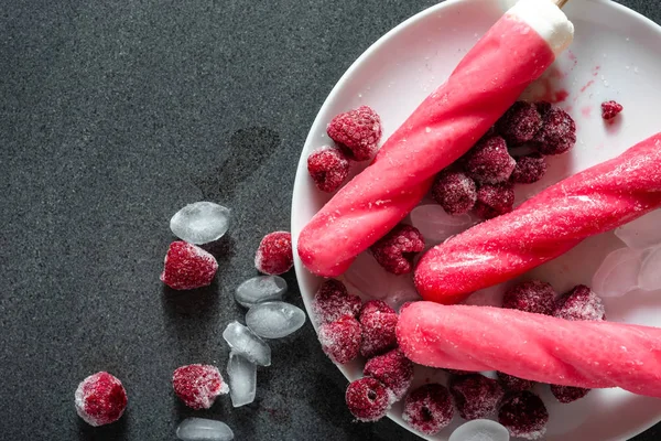 Rotes Eis mit Sommerfrüchten, kalte Erfrischung — Stockfoto