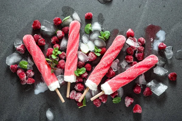 Rotes Eis mit Sommerfrüchten, kalte Erfrischung — Stockfoto