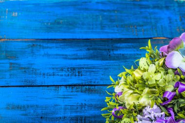 Paskalya yumurtaları ve çiçekler, Bahar ev dekoratif çelenk ile dekorasyon