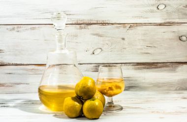 Kadeh içki ve alkol tentür Ayva meyve ile sürahi