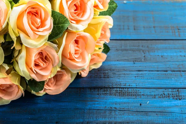 Valentine rosor blommor på blå trä bakgrund användbar som valentine kort. — Stockfoto