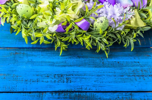 Прикраса великодніми яйцями і квітами, вінок для домашнього декору навесні — стокове фото