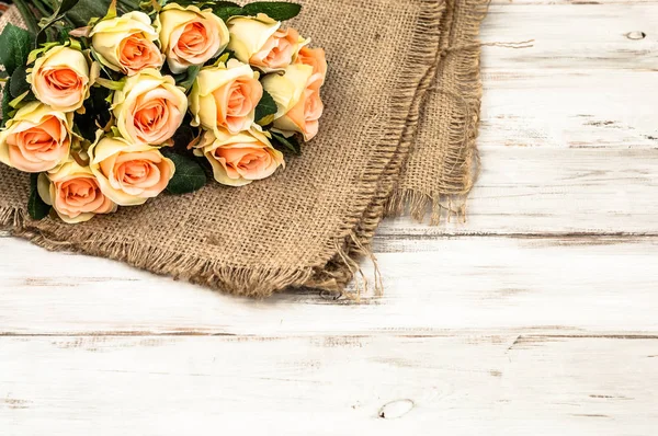 Buquê de rosas para convite de casamento ou cartão de dia dos namorados, moldura de flores — Fotografia de Stock