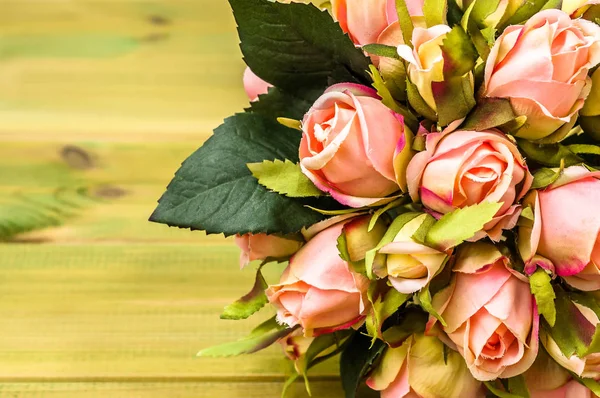 Bouquet di rose per invito di nozze o biglietto di San Valentino, cornice floreale — Foto Stock