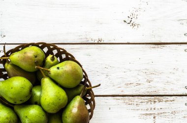 Taze armut sepet. Rustik ahşap arka plan üzerinde organik meyve.