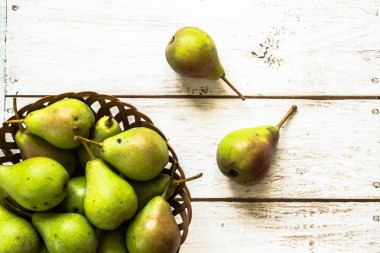 Taze armut sepet. Rustik ahşap arka plan üzerinde organik meyve.