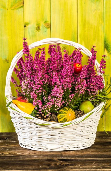 Bloem van heather in de mand, herfst bloemen achtergrond, shabby chique rustieke patroon — Stockfoto