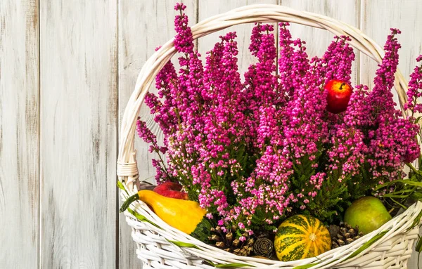 Virág kosár, őszi virágok háttér, kopott sikkes rusztikus mintát Hanga — Stock Fotó