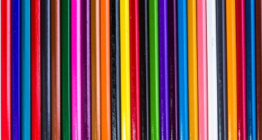 Renkli duvar kağıdı desenle renkli kalemler, geri okul kavramı için arka plan dokusu