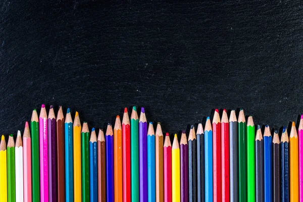 Crayons colorés sur noir, espace de copie, concept de retour à l'école — Photo