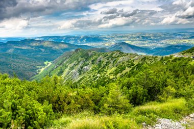 Vadi ve dağlar, manzara gökyüzü arka plan üzerinde dağın tepesinde ile