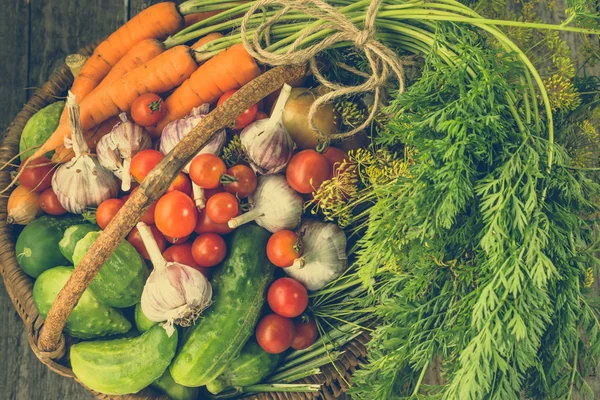 野菜のトップ ビューは、ローカル市場の有機食品、様々 な生産農場テーブル — ストック写真