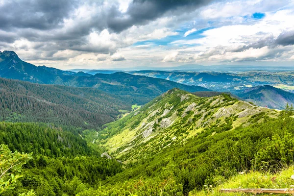 Krajobraz gór, zielonych wzgórz i doliny w Karpatach, Polska — Zdjęcie stockowe