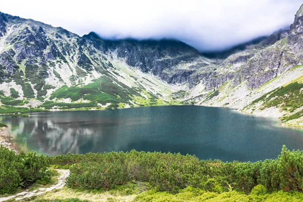 Horské jezero krajina s turistická stezka, národní Park v Tatrách — Stock fotografie