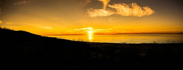 Силуэт закатного пляжа, панорама с солнцем на небе, идущем к морю, летний пейзаж — стоковое фото