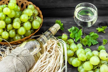 Beyaz şarap şişe ve bardak Yeşil üzüm şarabı. Ahşap kiler mevsimlik ev yapımı şarap.