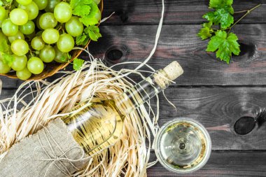 Beyaz şarap şişe ve bardak Yeşil üzüm şarabı. Ahşap kiler mevsimlik ev yapımı şarap.