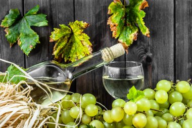 Beyaz şarap şişe ve bardak Yeşil üzüm şarabı. Ahşap kiler mevsimlik ev yapımı şarap.