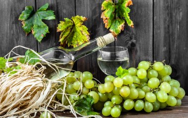 Beyaz şarap şişe ve bardak Yeşil üzüm şarabı. Ahşap kiler mevsimlik ev yapımı şarap.