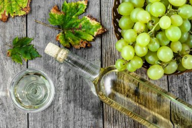 Beyaz şarap şişe ve bardak Yeşil üzüm şarabı. Ahşap kiler mevsimlik ev yapımı şarap.
