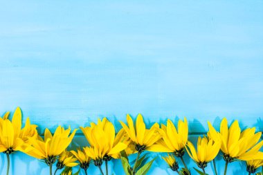 Sarı çiçekli çerçeve yararlı anneler günü kartı veya düğün davetiyesi