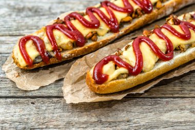 Vegan maddeler, sokak gıda ile karşı karşıya gevrek sandviç peynir ve mantarlı, açık baget