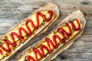 Ev yapımı sandviç, baget mantar ve peynir fırında, ek yükü pişmiş