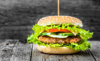 Sığır eti burger, hamburger topuz ile et ve sebze, çizburger sandviç