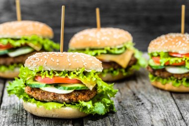 Sığır eti hamburger, hamburger ekmeği ızgara et ve sebze ile