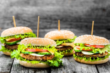 Amerikan burger, sığır eti ve sebze ile hamburger ekmeği