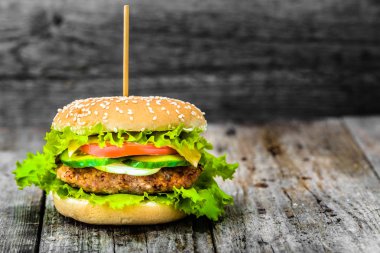 Klasik hamburger rustik arka plan, hamburger, yakın çekim